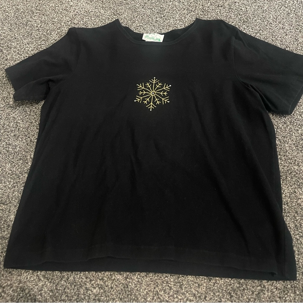 Quacker Factory black snowflake short sleeve shirt L